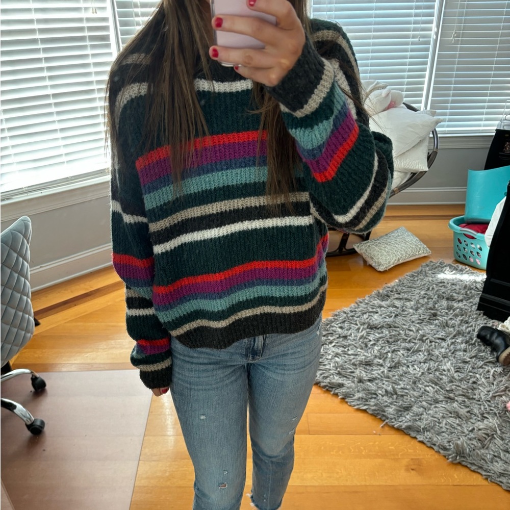 American Eagle Sweater size MEDIUM! Shorter sweater!
